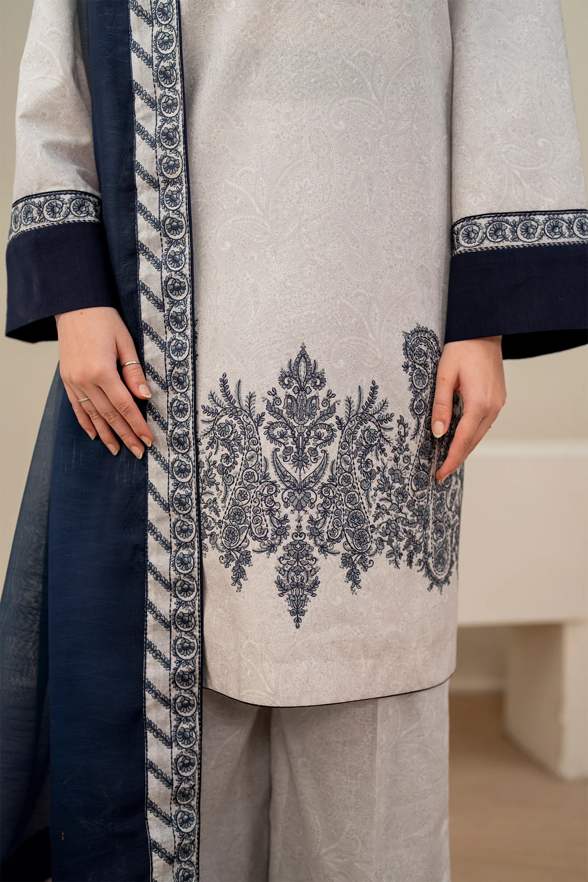 EMBROIDERED LAWN USE-9133 - Image 3