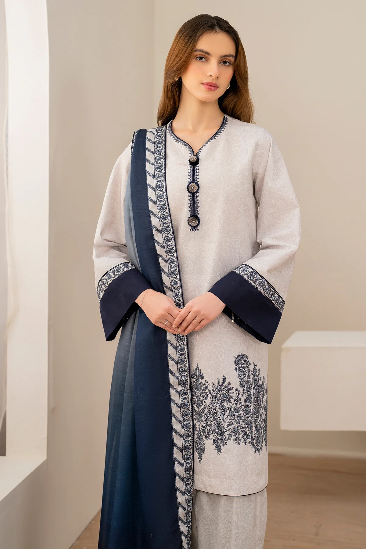 EMBROIDERED LAWN USE-9133 - Image 4