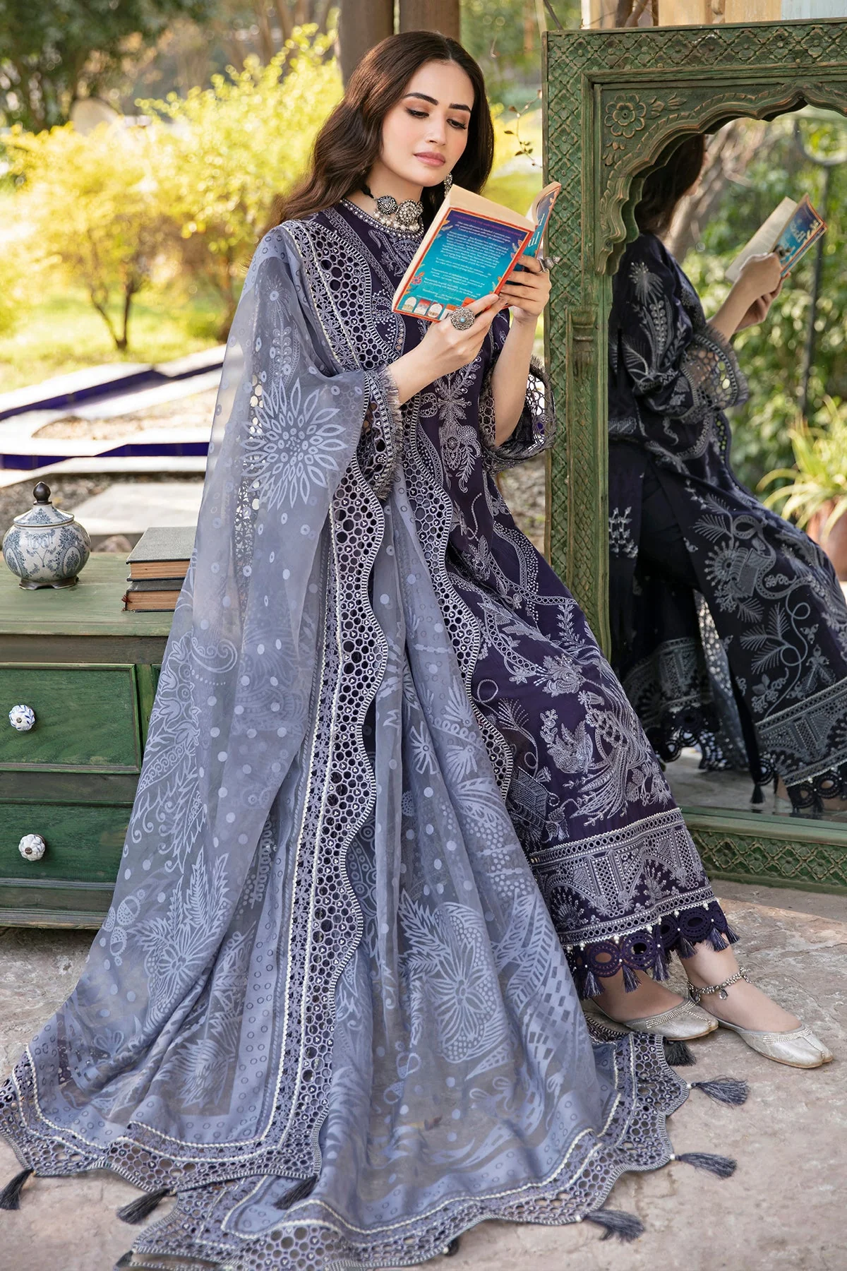 Embroidered Luxury Lawn SL22-D1 - Image 4